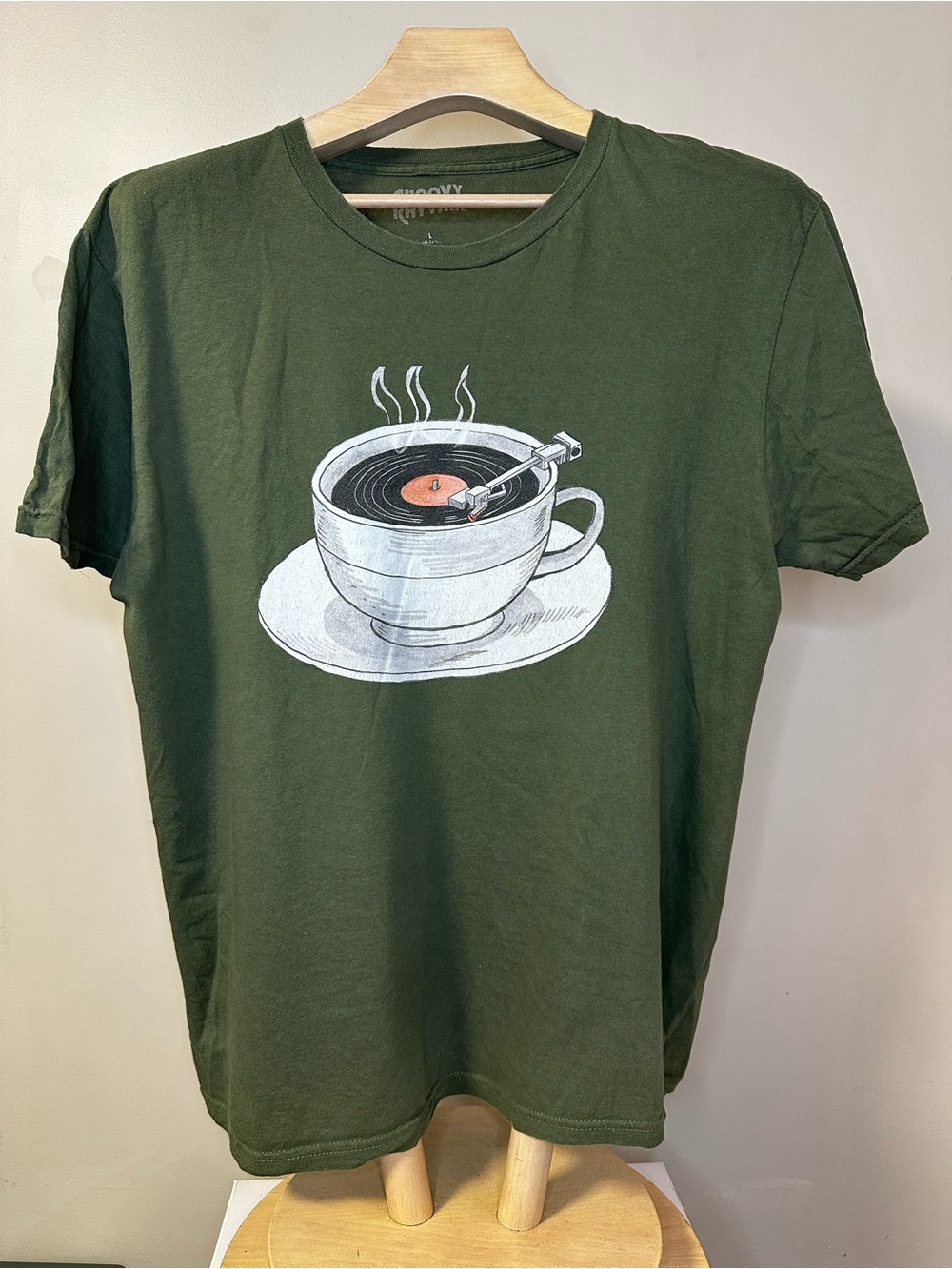 Groovy Rhythm Record Player Coffee Cup Graphic T Shirt Green Men’s Large L